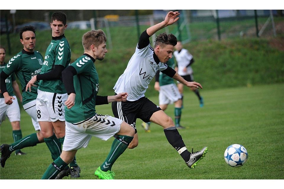 Die DJK Gebenbach (in Weiß) konnte vor allem in der zweiten Halbzeit gegen den TSV Bad Abbach noch eine Schippe drauflegen.  Foto: Brückmann