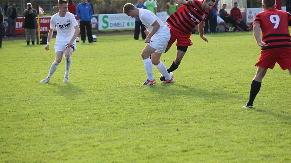 Heiss umkämpft, wie hier im Ligaspiel, war auch die Partie im Kreispokal zwischen dem SV Kaufungen und dem CSC 03