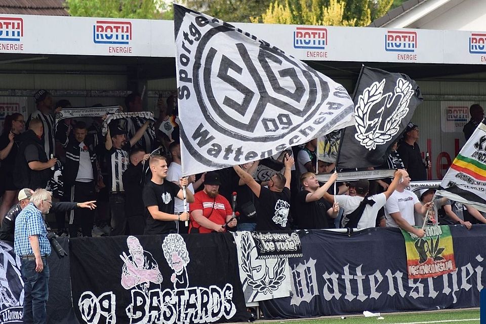Die Wattenscheider Fans bejubelten einen Punkt im Siegener Leimbachstadion (Archivfoto).