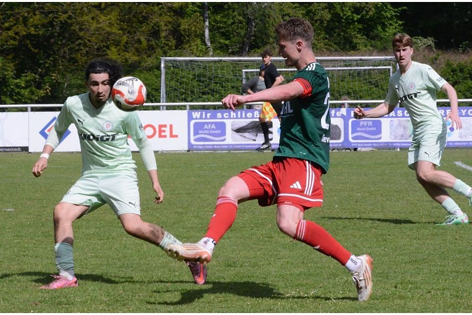 Ajoub Assameur (PSV Neumünster) gegen Tjark Sievers (PSV Neumünster).