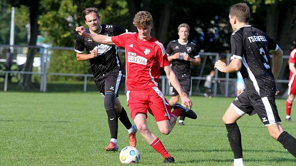 Wout Abrahams (mitte, Kieler MTV) gelingt ein schöner Kopfballtreffer zum 1-0.