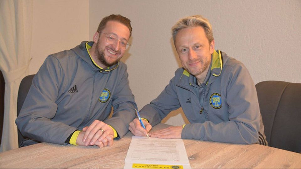 Bei der Vertragsunterzeichnung: Sören Jungs (Sportlicher Leiter) und  Marcus Kislat (Trainer). F: Jung