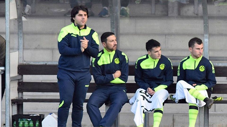Totgeglaubte leben länger: Fürstenfeldbrucks Trainer Saki Kiourkas (li.) coachte den SCF vom sichergeglaubten Absteiger zum Klassenerhalts-Anwärter. Gegen den punktgleichen Konkurrenten FC Phönix München hofft er, den Coup des Ligaverbleibs finalisieren zu können. F: Dieter Metzler