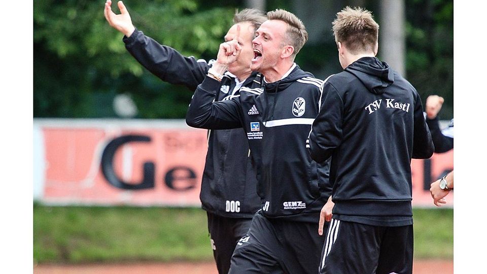 Sven Vetter (mi.) hat den TSV Kastl innerhalb kürzester Zeit von der Bezirksliga in die Landesliga-Spitze geführt. F: Riedel