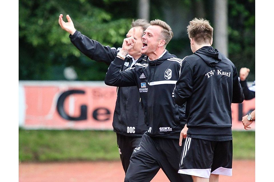 Sven Vetter (mi.) hat den TSV Kastl innerhalb kürzester Zeit von der Bezirksliga in die Landesliga-Spitze geführt. F: Riedel