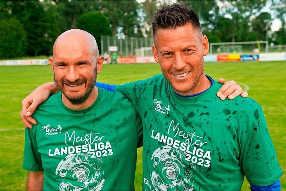 Stolze Aufsteiger: Trainer Benjamin Gallmann (links) und Torwart Kay Schlageter werden künftig wieder in der Verbandsliga unterwegs sein.