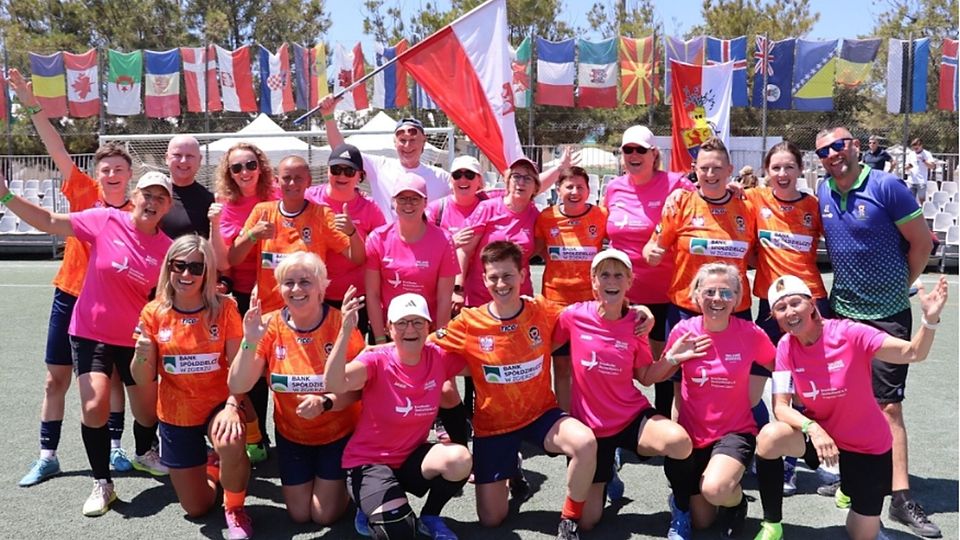 Die pinken „Walking Wonders“ aus Helpenstein jubeln mit der Mannschaft von Jeze Zgierz aus Polen.