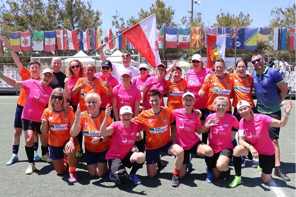 Die pinken „Walking Wonders“ aus Helpenstein jubeln mit der Mannschaft von Jeze Zgierz aus Polen.