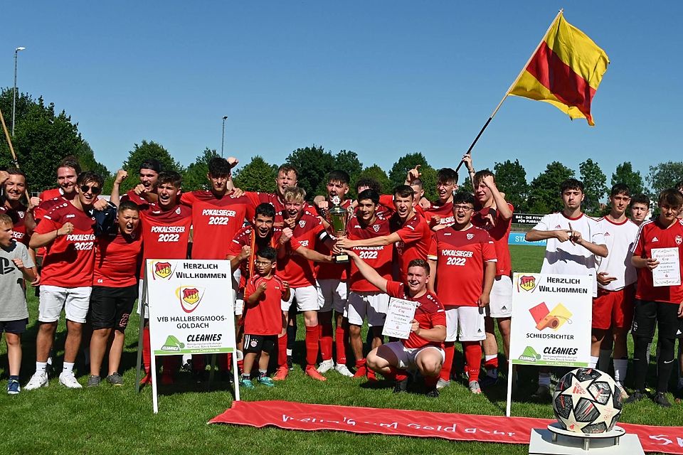 Siegerfoto mit den Teams des VfB Hallbergmoos und BC Attaching.