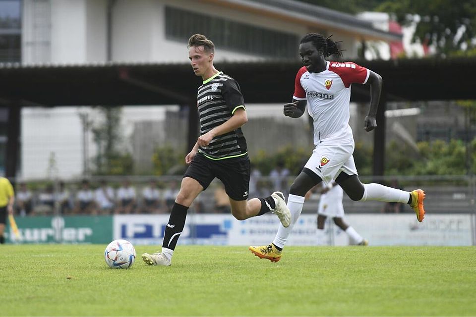 Rotsperre abgesessen: Mittelfeld-Strategei Robin Renger (li.) steht Landesliga-Tabellenführer TuS Geretsried im heutigen Heimspiel gegen Garching wieder zur Verfügung.