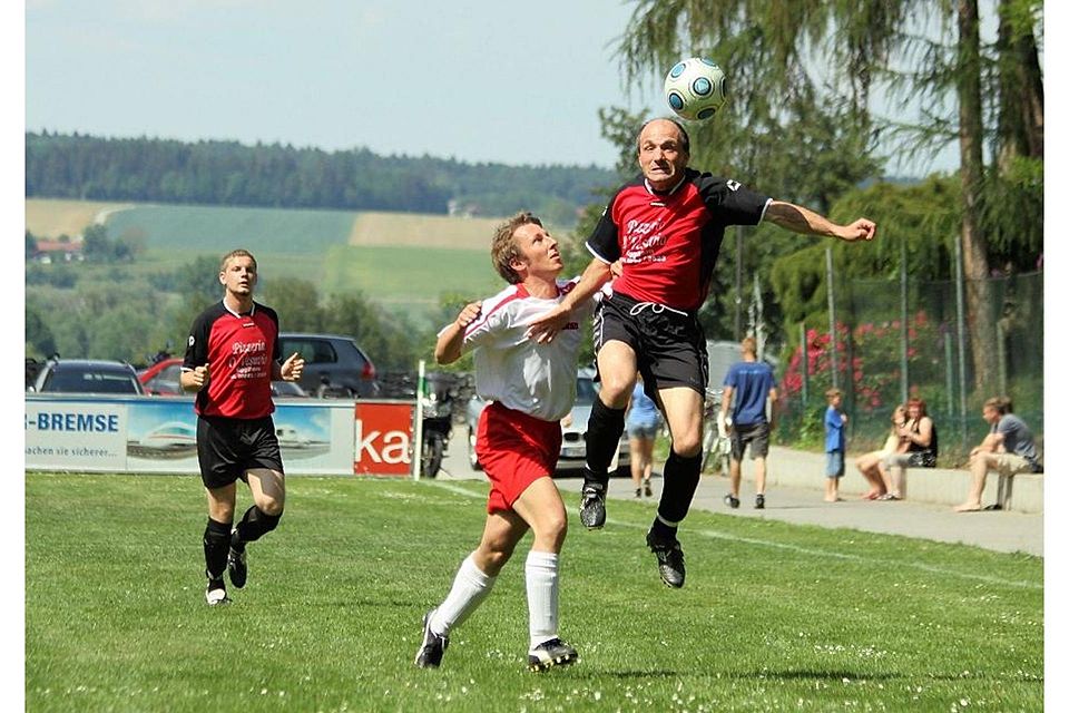 Aldersbachs dreifacher Torschütze, Tomas Kesic, sicherte seiner Mannschaft fast im Alleingang die Vizemeisterschaft Foto: Wagner/FCA