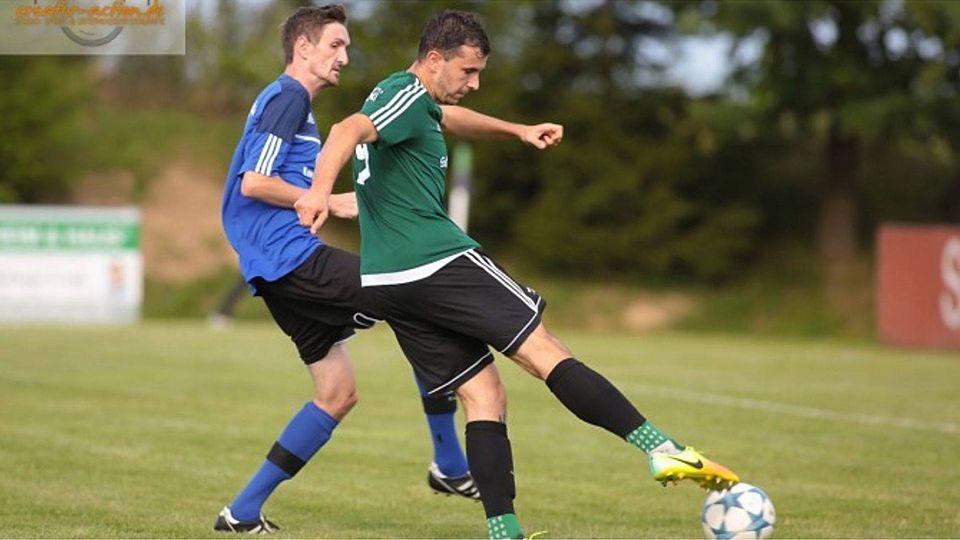 Michael Bachmeier (am Ball) wird Ende Mai die Trainer-Kommandobrücke des TSV Reuth als Spielertrainer verlassen. Nachfolger für dieses Amt wird Thomas Baier, der noch letzte Saison den SC Schwarzenbach trainierte. Foto: creativ-action. de