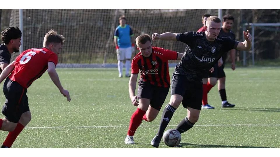 Weidenhausens Verteidiger Dominik Jung (rechts) ist gegen Silberg/Eisenhausens Aaron Blöcher auf dem Posten. Ibrahim Okus (Weidenhausen) und Luis Henkel (Silberg/Eisenhausen, 6) sind drauf und dran, ins Geschehen einzWeidenhausens Verteidiger Dominik Jung (rechts) ist gegen Silberg/Eisenhausens Aaron Blöcher auf dem Posten. Ibrahim Okus (Weidenhausen) und Luis Henkel (Silberg/Eisenhausen, 6) sind drauf und dran, ins Geschehen einzugreifen. © Jens Schmidtugreifen. © Jens Schmidt