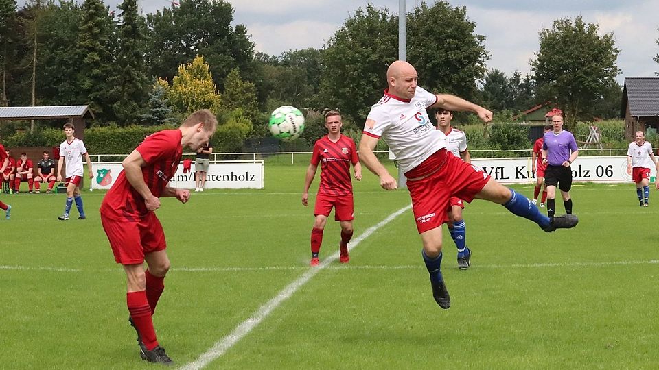 Der FC Mulsum/Kutenholz II, hier mit Marvin Tiedemann (links) verlor nach dem Hinspiel auch das Rückspiel gegen Stade, hier mit Jascha Kudling (rechts).