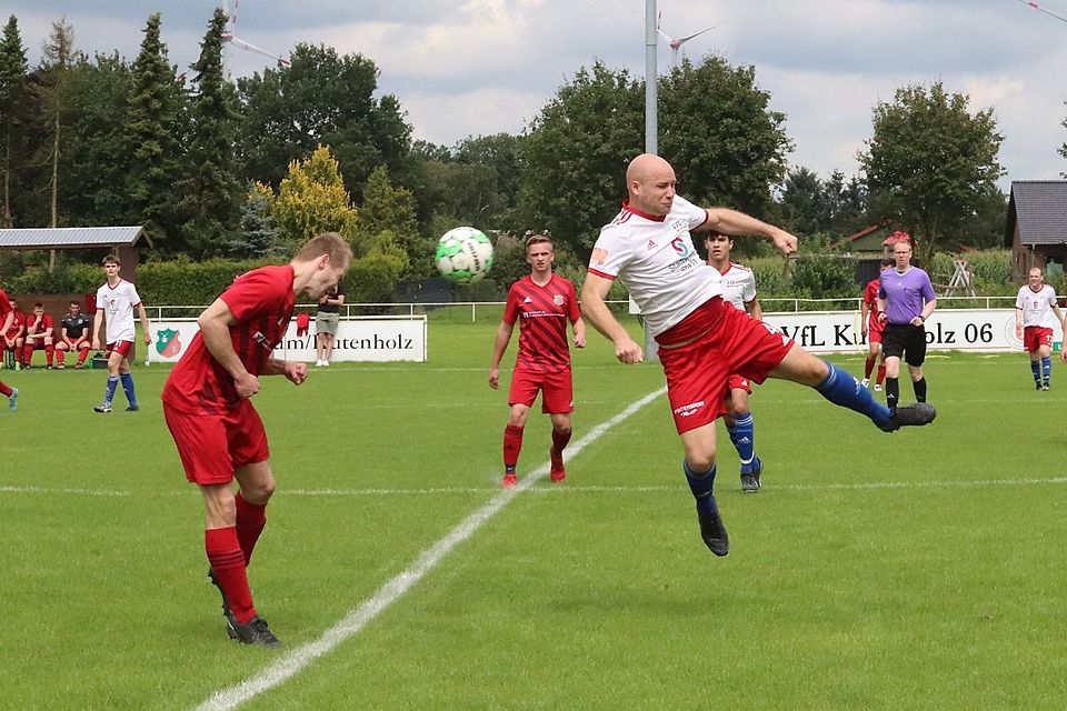 Der FC Mulsum/Kutenholz II, hier mit Marvin Tiedemann (links) verlor nach dem Hinspiel auch das Rückspiel gegen Stade, hier mit Jascha Kudling (rechts).