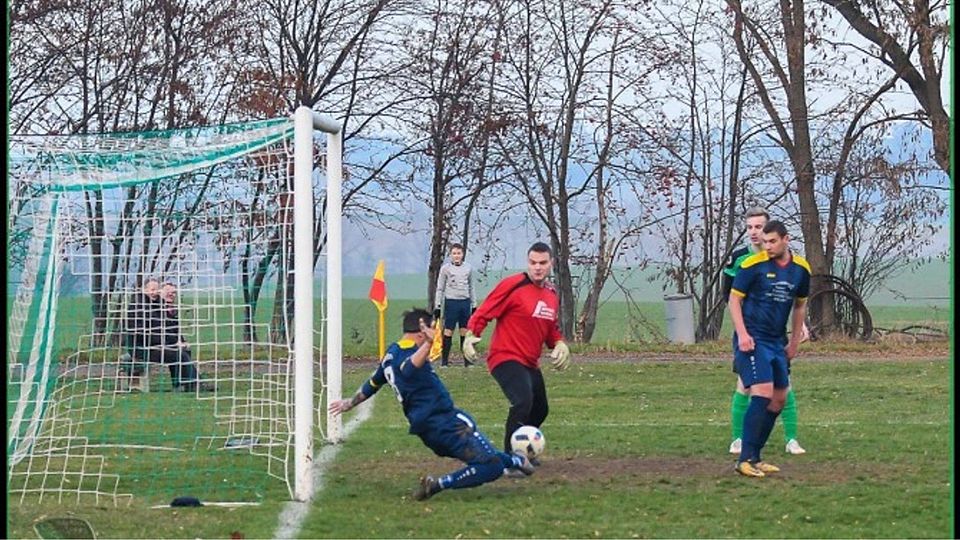 In höchster Not geklärt: Der FSV Wacker Zehren lieferte dem Favoriten vom LSV Barnitz einen harten Kampf, hielt den Laden hinten dicht und entführte letztlich drei Zähler. F: Haua