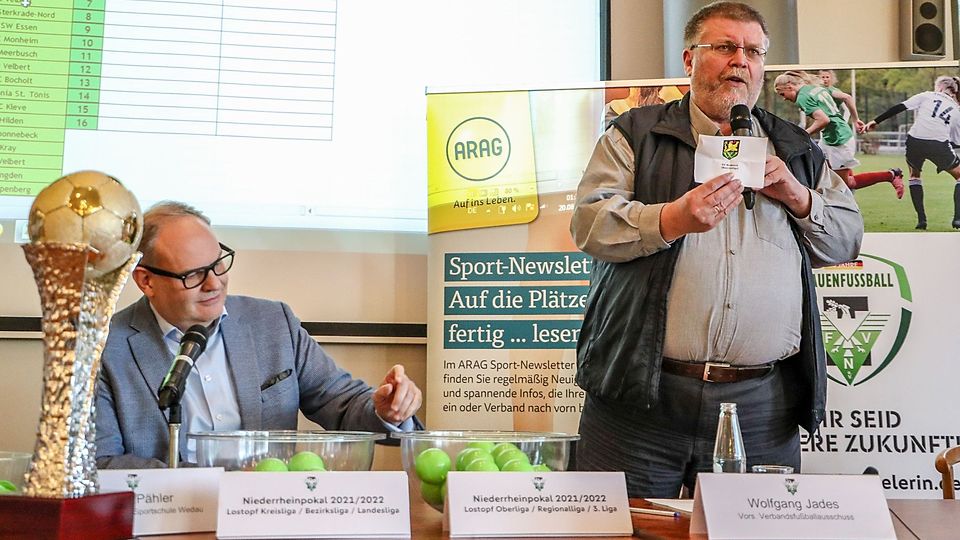 Markus Pähler (Leiter der Sportschule Wedau/links) und Wolfgang Jades, Vorsitzender des Verbandsfußballausschusses (VFA) im Fußballverband Niederrhein (FVN) und Pokalspielleiter, bei der Auslosung der 3. Runde im Niederrheinpokal.