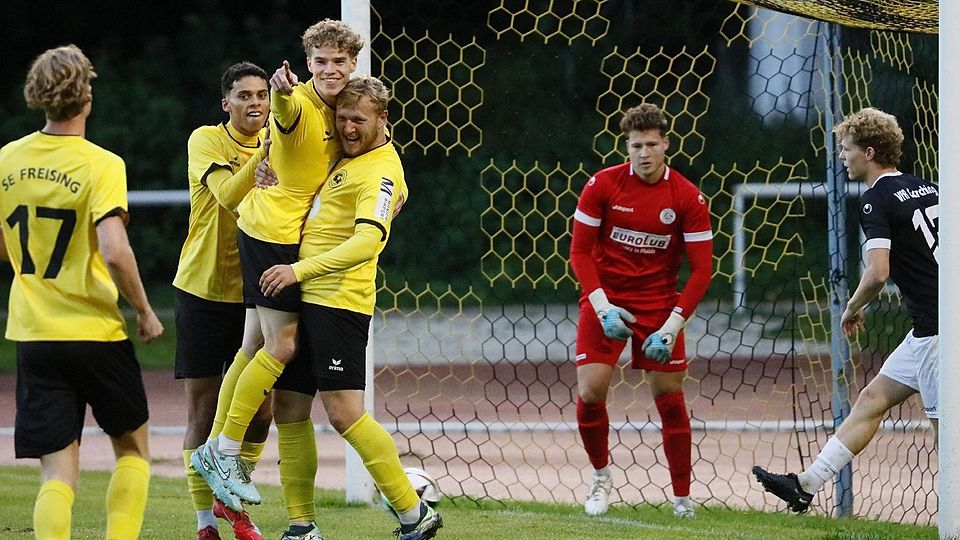 Hoffnungsträger: Stürmer Joshua Steindorf (3. v. l.) ließ es in dieser Saison elfmal klingeln, ehe er verletzt ausfiel. Im März dürfte der 23-Jährige wieder am Start sein – und ein wichtiger Faktor für eine gelungene Rückrunde des SE Freising werden.