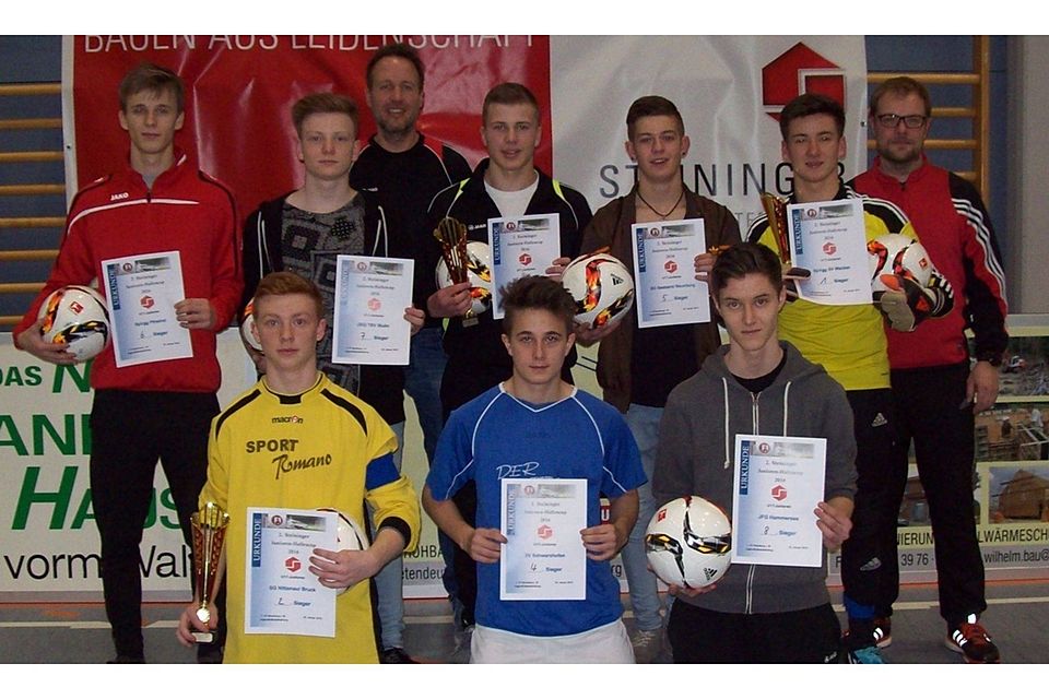 Die SpVgg SV Weiden gewann das Turnier der B-Junioren. Zweiter wurde die SG Nittenau/Bruck vor der SG Haselbach/Ettmannsdorf; im Bild die Spielführer nach der Siegerehrung. Foto: gms