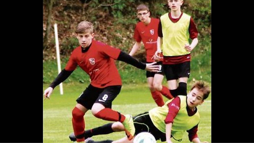 Rangen ihren Gegner nieder: Die C-Junioren des  VfL Stenum um  Luca Porcelli (vorne) gewannen gegen den TuS Heidkrug nach 0:2-Rückstand noch mit 3:2. Günther Richter
