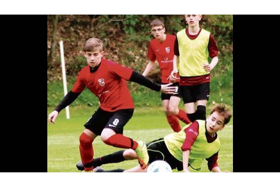 Rangen ihren Gegner nieder: Die C-Junioren des  VfL Stenum um  Luca Porcelli (vorne) gewannen gegen den TuS Heidkrug nach 0:2-Rückstand noch mit 3:2. Günther Richter