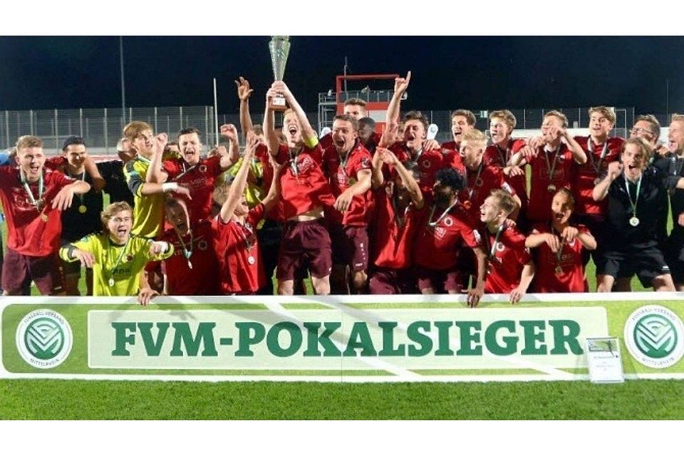 Das Team des  FC Viktoria präsentiert stolz den Mittelrheinpokal. - Foto: Herhaus
