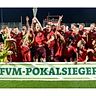 Das Team des  FC Viktoria präsentiert stolz den Mittelrheinpokal. - Foto: Herhaus