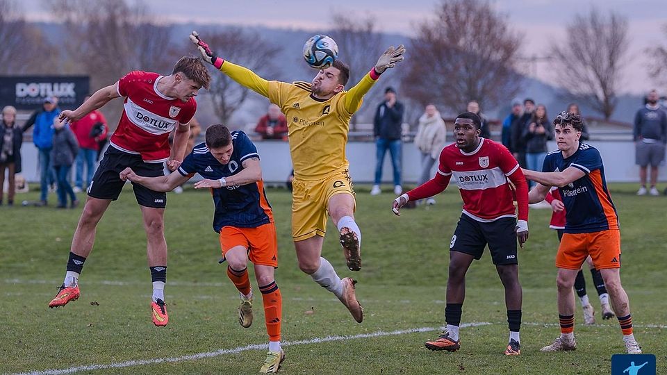 In Minute 80 war es soweit: Mit dem 1:1 Ausgleichstreffer schnappte sich der TSV Weißenburg (in rot) einen Punkt gegen die Quelle aus Fürht. 