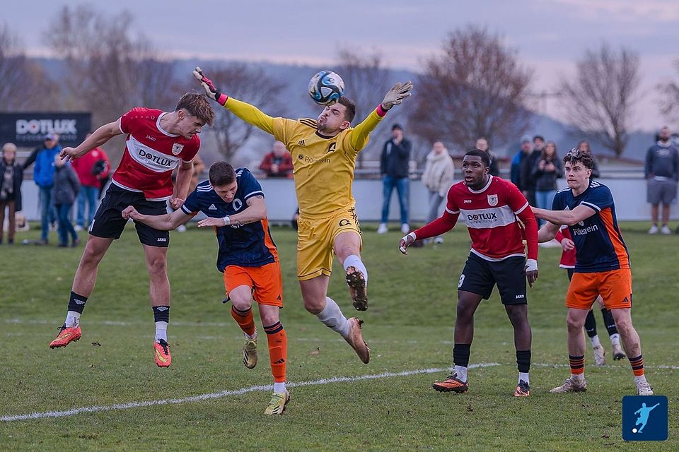 In Minute 80 war es soweit: Mit dem 1:1 Ausgleichstreffer schnappte sich der TSV Weißenburg (in rot) einen Punkt gegen die Quelle aus Fürht. 