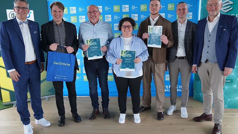 Die niederbayerischen Danke-Schiri-Sieger 2026: (v.l.n.r) Verbands-Schiedsrichterobmann Sven Laumer, Michael Oschmann (CEO Das Örtliche/SELLWERK), Konrad Freilinger (DJK TSV Dietfurt/Rott), Christina Ilg (SV Perlesreut), Matthias Fröhlich (DJK SB Straubing) Bezirks-Schiedsrichterobmann Stefan Dorfner und BFV-Vizepräsident Robert Schraudner.