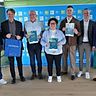 Die niederbayerischen Danke-Schiri-Sieger 2026: (v.l.n.r) Verbands-Schiedsrichterobmann Sven Laumer, Michael Oschmann (CEO Das Örtliche/SELLWERK), Konrad Freilinger (DJK TSV Dietfurt/Rott), Christina Ilg (SV Perlesreut), Matthias Fröhlich (DJK SB Straubing) Bezirks-Schiedsrichterobmann Stefan Dorfner und BFV-Vizepräsident Robert Schraudner.