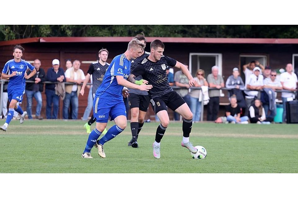Winterbachs Stürmer Elias Pfenning (rechts) traf In Rieschweiler gleich viermal. Foto: Mario Luge Winterbachs Stürmer Elias Pfenning (rechts) traf In Rieschweiler gleich viermal. Foto: Mario Luge