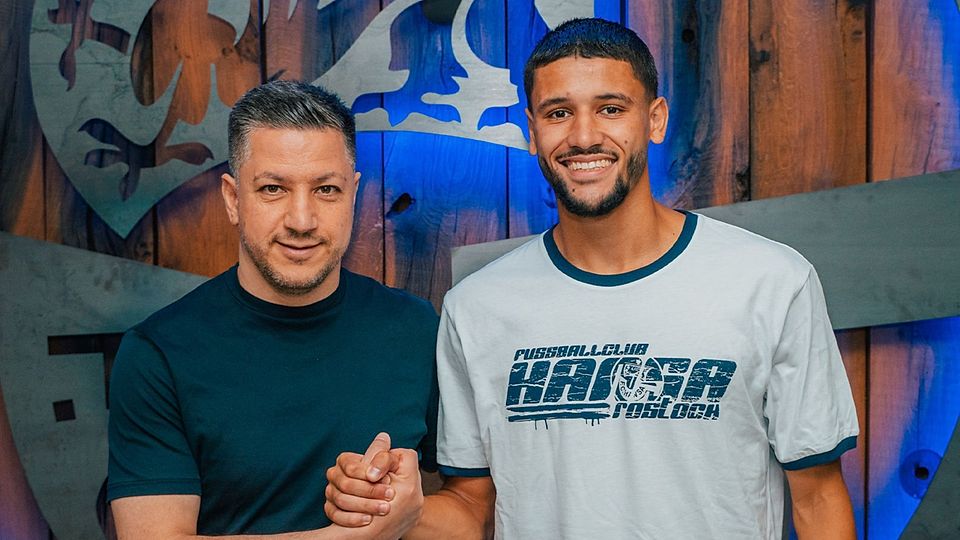 Direktor Profifußball Amir Shapourzadeh und FCH-Neuzugang Ouassim Karada.