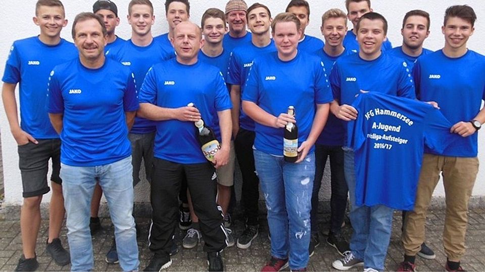 Die A-Junioren der JFG Hammersee wurden Meister in der Kreisklasse West und steigen in der kommenden Saison in die Kreisliga auf.  Foto: Verein