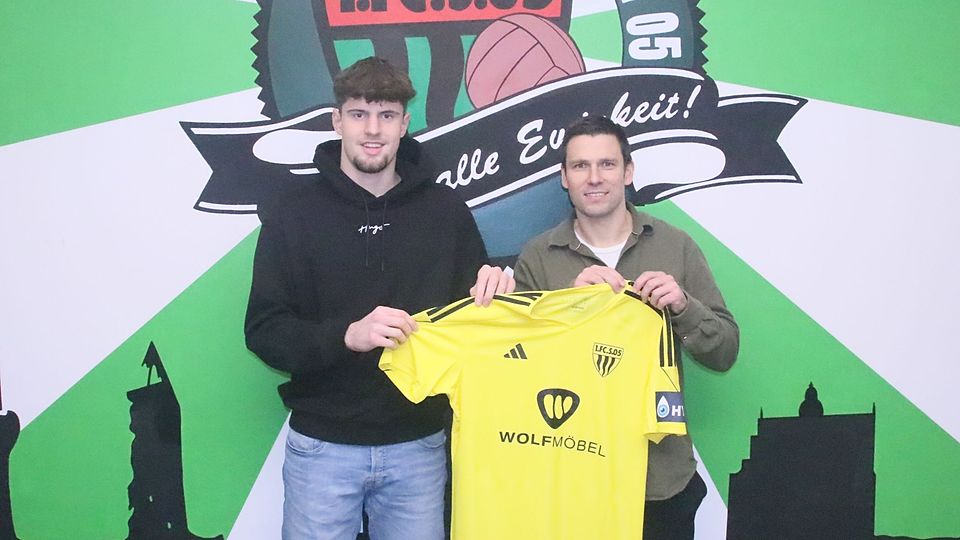 Emil Zorn (li.) bei seiner Vertragsverlängerung mit Schweinfurts Sportlichem Leiter Andreas Brendler.