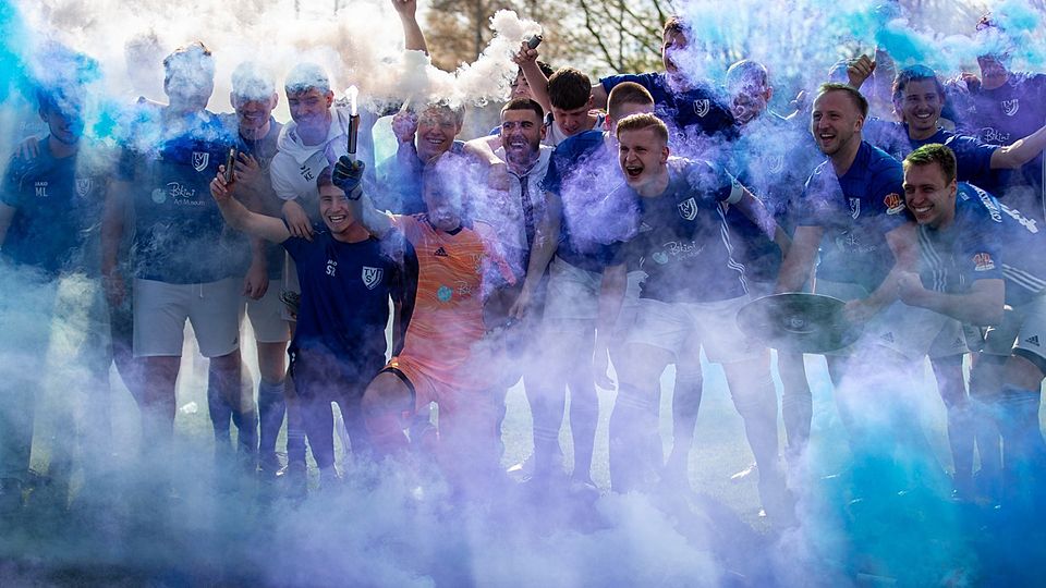 Dicht gehüllt in blau-weißem Rauch: Der TSV Großberg kehrt als Meister in die Kreisliga zurück.