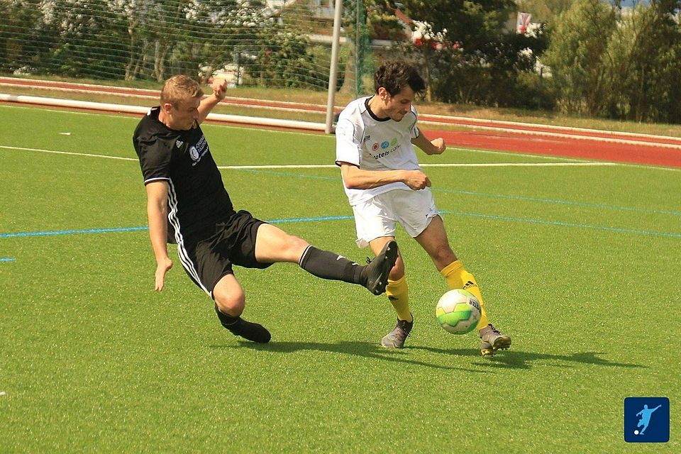 Willy Wacker Hechtsheim (weißes Trikot) setzte sich mit einem 5:2-Heimerfolg an die Spitze