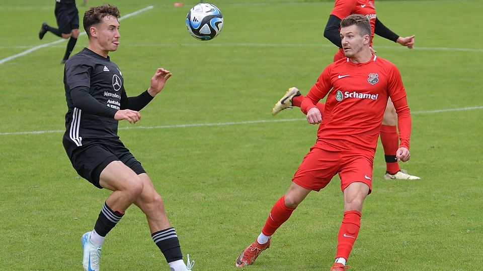 Der SV Lupburg (links) darf weiterhin auf den direkten Klassenerhalt hoffen.