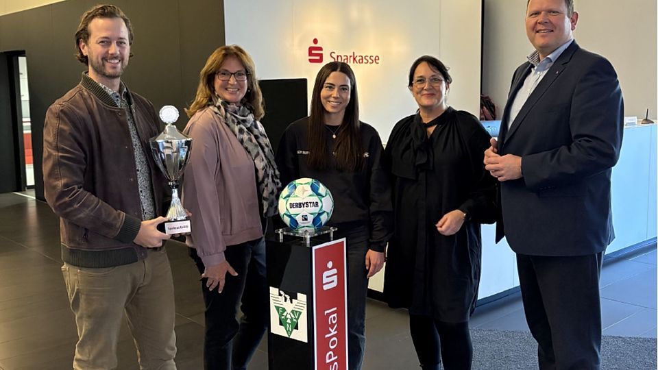 Tim Pelzer (Fußballkreis Kempen-Krefeld), Michaela Stiels (Fußballverband Niederrhein), Franziska Arens (SC Krefeld 1905), Michaela Rausch und Dirk Schumacher (beide Sparkasse Krefeld) (v.l.n.r.).