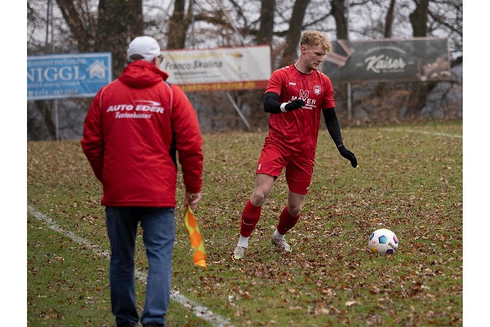 Emsig unterwegs: Julian Winkler (r.) und der TSV Aßling wollen in ihrem Heimspiel wieder in des Gegners Netz treffen.