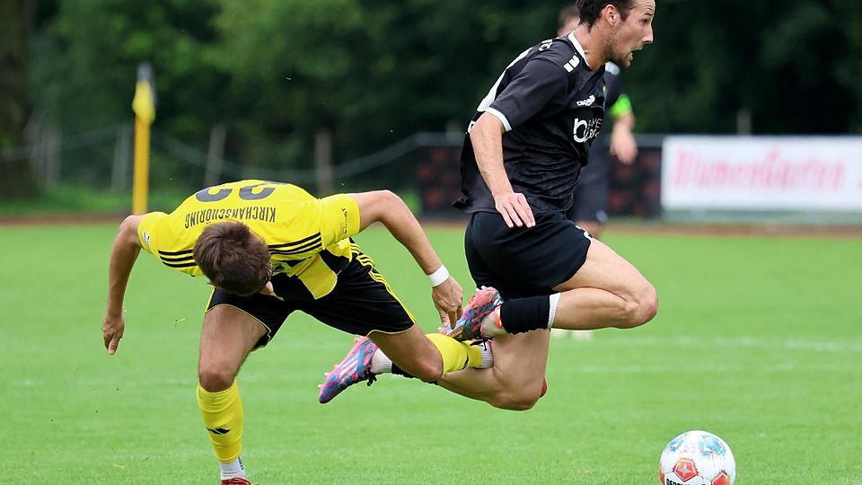 Geschickt eingefädelt: Kirchanschörings Elias Huber (links) stoppt FCP-Techniker Fabian Benko nicht ganz regelkonform.