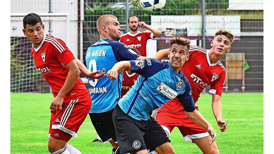 Der TSV mit Tamer Fara (l.) und Daniel Baierle (r.) wehrten sich gegen das Aalener Profiteam nach Kräften. Foto: Günter E. Bergmann