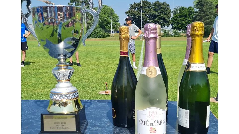 Pokal und Champagner: Der FC Regensdorf feiert seinen Aufstieg.