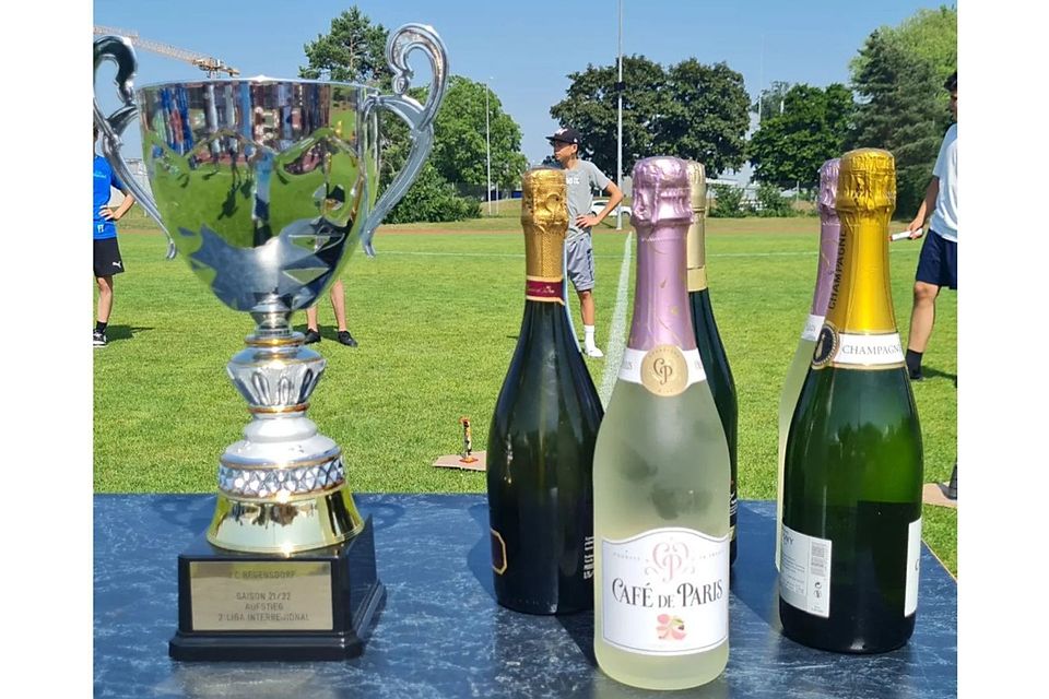 Pokal und Champagner: Der FC Regensdorf feiert seinen Aufstieg.