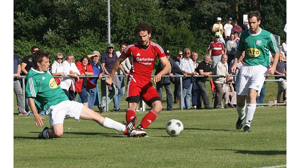 Weiter Spielertrainer und Torjäger in Kersbach: Lutz Reinhold (rot). F: Maxbauer