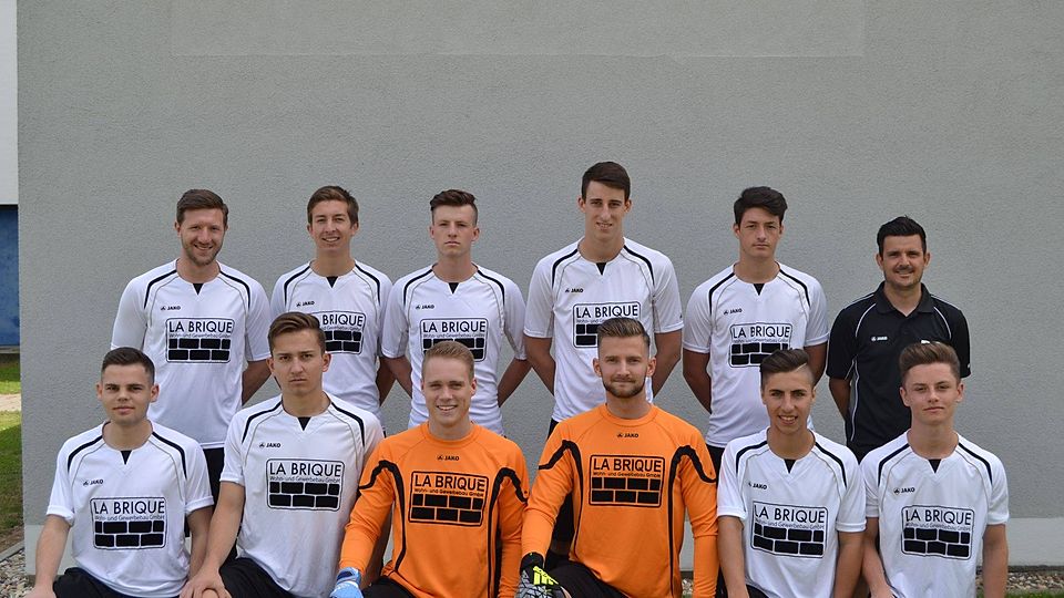 Hinten von links: Andreas Meyer (Co-Trainer), Yannick Grader, Martin Glöckner, Patrick Lang, Gentrit Isufi, Peter Dobler Peter (Cheftrainer) sowie (Vordere Reihe von links) Matthias Pröbster, Johannes Schmid, Sebastian Maier, Kevin Aumann, Raul Moosmüller, Maximilian Damm sind allesamt neu im Kader des FC Tegernheim. Foto: Ist