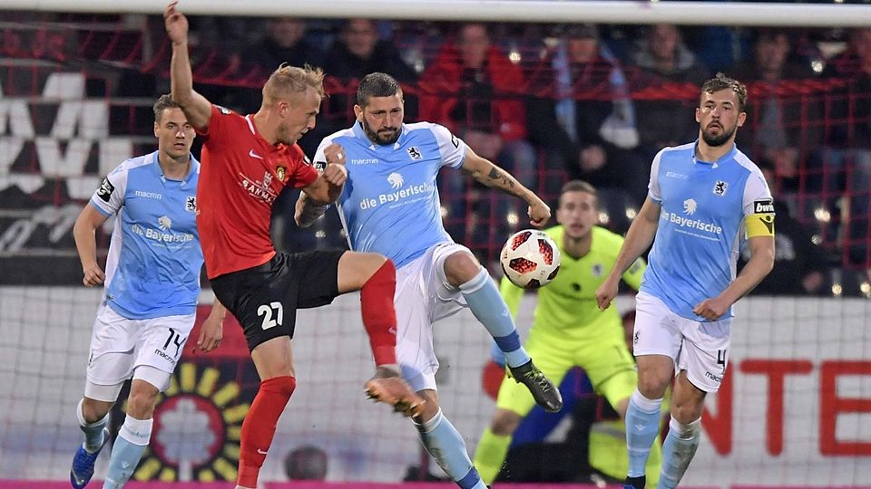 Keine Klub-WM-Euphorie: Michael Vitzthum – hier zu seiner aktiven Zeit im Trikot von Sonnenhof Großaspach gegen Sascha Mölders – hat das Turnier bisher nicht allzu intensiv erfolgt.