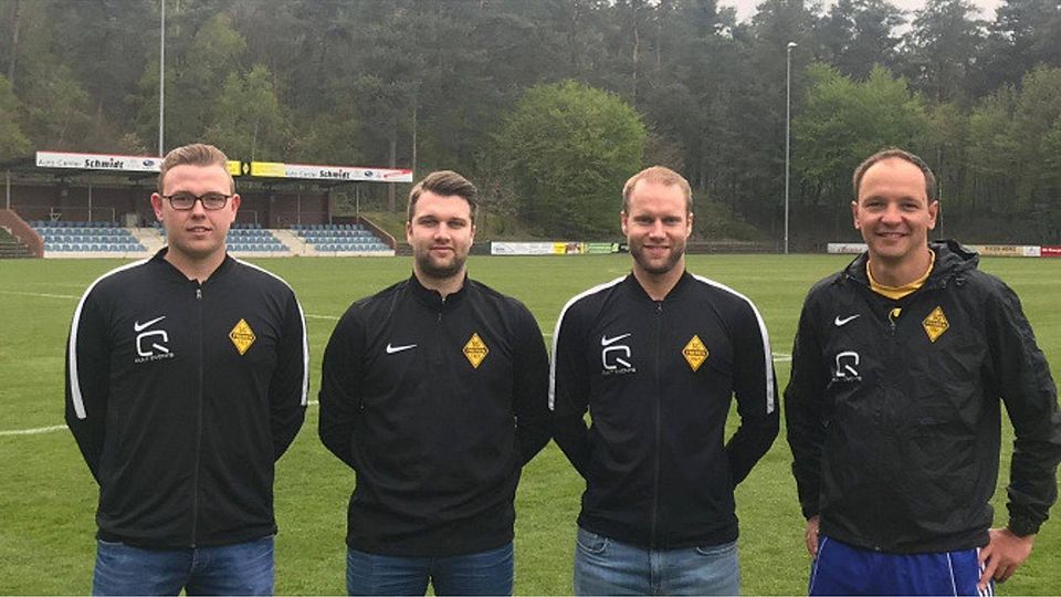 Trainer Oliver Weichers (rechts) mit den Neuzugängen (von links) Johannes Schulten, David Scholz und Michael Scholz. Foto: SG Freren.