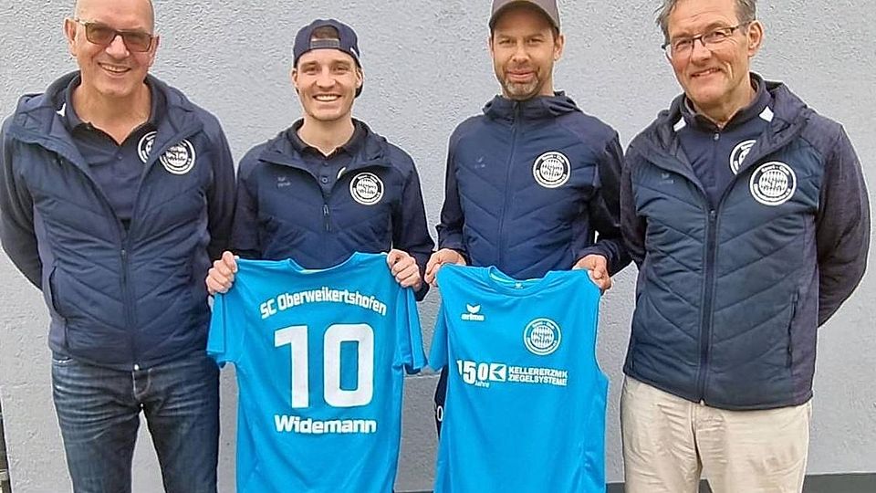 Über die verlängerte Zusammenarbeit freuen sich (v.l.) Martin Steininger, Dominik Widemann, Cheftrainer Florian Hönisch und Abteilungsleiter Uli Bergmann.