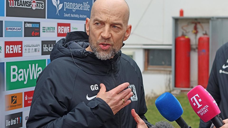 Günther Gorenzel stellt sich nach der Trennung von Michael Köllner am Dienstagmittag den Fragen der Presse.